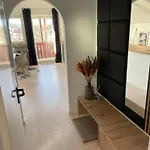 公寓 Lichtdurchflutete Dachgeschoss-wohnung Mit Grossem Balkon *