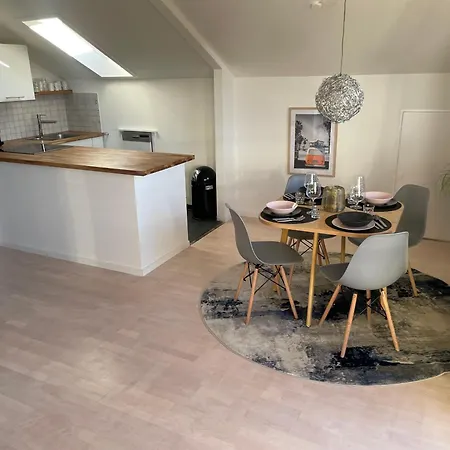 Lichtdurchflutete Dachgeschoss-wohnung Mit Grossem Balkon شقة Bruckmühl