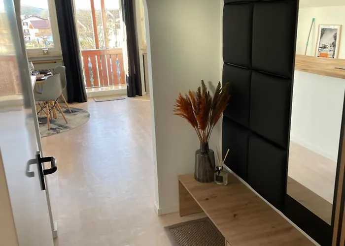 شقة Lichtdurchflutete Dachgeschoss-wohnung Mit Grossem Balkon *