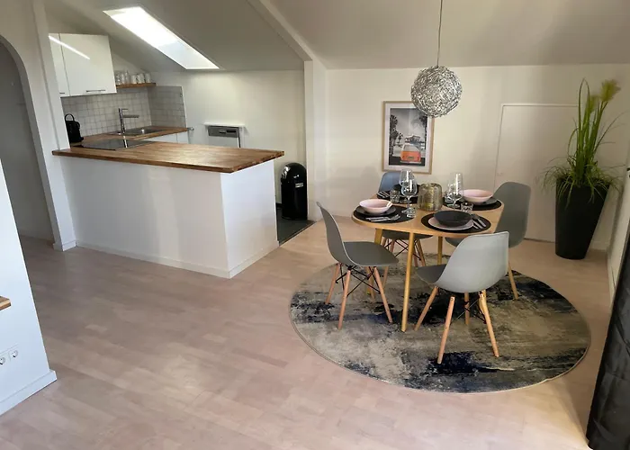 Lichtdurchflutete Dachgeschoss-wohnung Mit Grossem Balkon شقة Bruckmühl