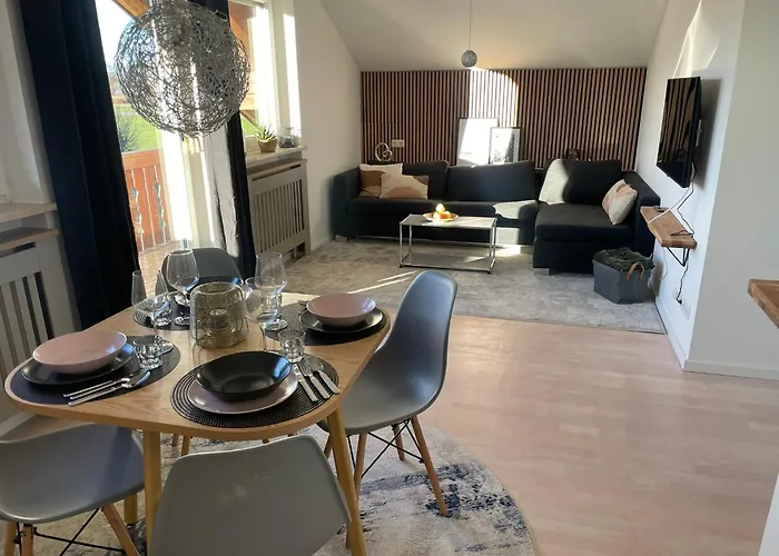 Lichtdurchflutete Dachgeschoss-wohnung Mit Grossem Balkon شقة Bruckmühl